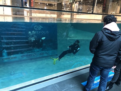 Two divers in Marepolis, the deepest swimming pool in Spain.