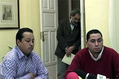 José Chamizo sigue en pie la rueda de prensa de Khalil Jemah, a la izquierda, y Kamal Rahmouni.