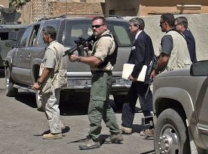 Agentes de Blackwater protegiendo en 2003 a un diplomático estadounidense en Irak