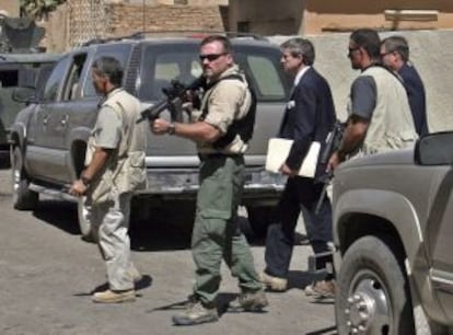 Agentes de Blackwater protegiendo en 2003 a un diplomático estadounidense en Irak
