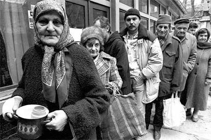 Ciudadanos de Sarajevo reciben alimentos de la Cruz Roja en 1994.