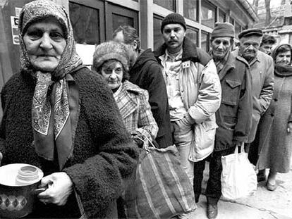 Ciudadanos de Sarajevo reciben alimentos de la Cruz Roja en 1994.