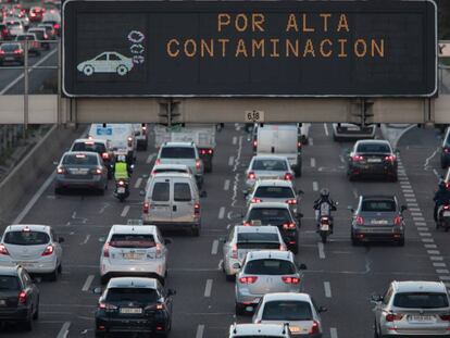 Un panel luminoso indica la activación del protocolo anticontaminación en Madrid. 