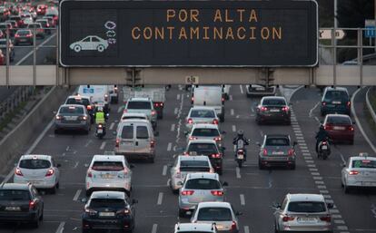 Un panel luminoso indica la activación del protocolo anticontaminación en Madrid.