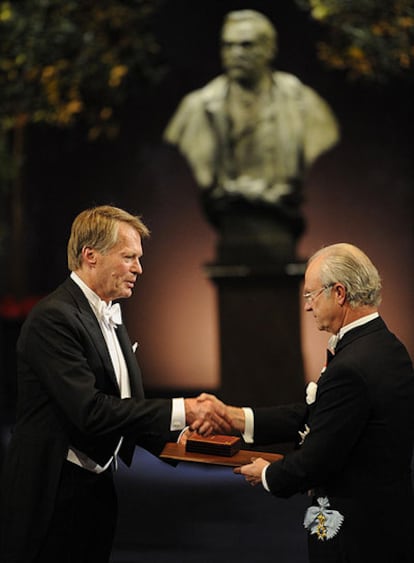 Jean-Marie Le Clézio (izquierda) recoge el Nobel de Literatura de manos del rey Carlos Gustavo.
