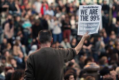 Un hombre sostiene un panfleto durante la concentración que se ha desarrollado en Londres.