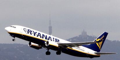 Un avi&oacute;n de Ryanair despega en el Aeropuerto de El Prat, Barcelona. 