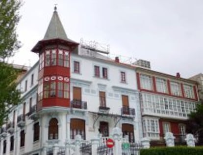 Casa ferrolana con los clásicos balcones de cristal.