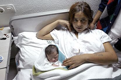 La joven Claudia, con su bebé, en el hospital San Agustín de Linares.