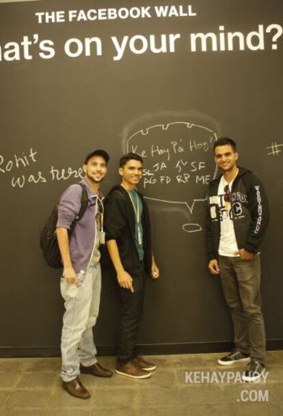 De izquierda a derecha: León, Hernández y Santana en la sede de Facebook.