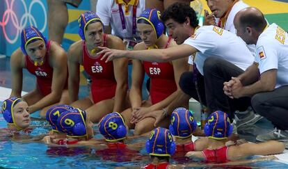 Oca da instrucciones a sus jugadoras durante la semifinal ante Hungría.