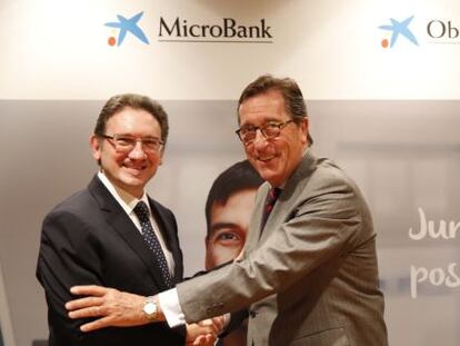 Jaume Giró, director general de la Fundación Bancaria La Caixa, a la izquierda, y Antoni Vila, presidente de MicroBank.