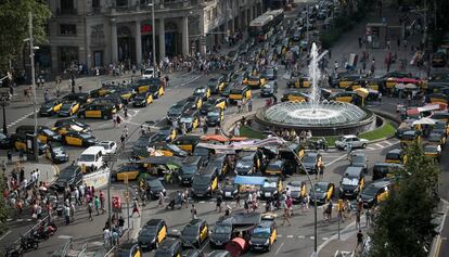 La confluència de la Gran Via amb el passeig de Gràcia presa pels taxistes en vaga, des de l'hotel Almanac.