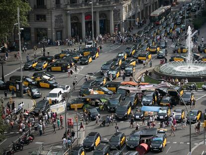 La confluencia de la Gran Via con el paseo de Gràcia tomada por los taxistas en huelga, desde el hotel Almanac.