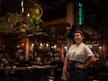 La chef brasileña Janaína Torres en su restaurante de São Paulo (Brasil), 26 de octubre de 2023.