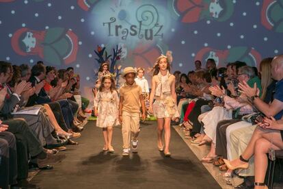 Trasluz consulta a niños y jóvenes sobre sus gustos para diseñar sus prendas.