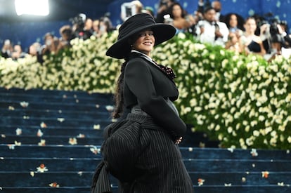 Rihanna ha hecho públicos sus dos embarazos anteriores eligiendo prendas que dejaran su barriga al descubierto. Y este diseño de Marc Jacobs, creado en exclusiva para la artista de Barbados, no iba a ser menos. La chaqueta corta y el pantalón de tiro bajo 'anuncian' el tercer hijo de la cantante con A$AP Rocky.