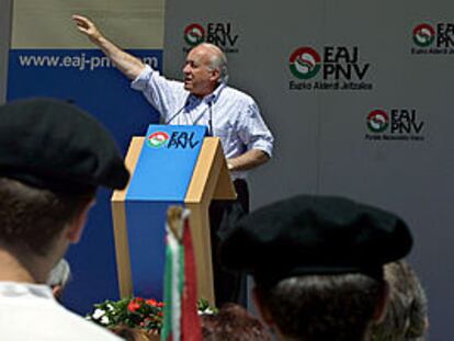 Xabier Arzalluz, presidente del PNV, en un mitin de su partido en Larrabetzu (Vizcaya)