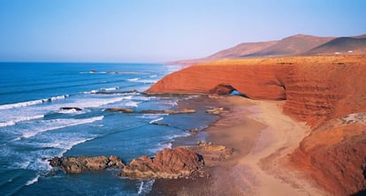 Uno de los arcos de arenisca en la playa de Legzira, entre Mirleft y Sidi Ifni, en la costa marroqu&iacute;. 