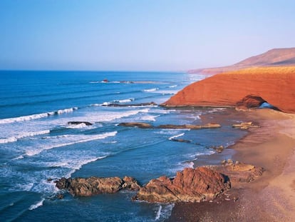 Uno de los arcos de arenisca en la playa de Legzira, entre Mirleft y Sidi Ifni, en la costa marroqu&iacute;. 