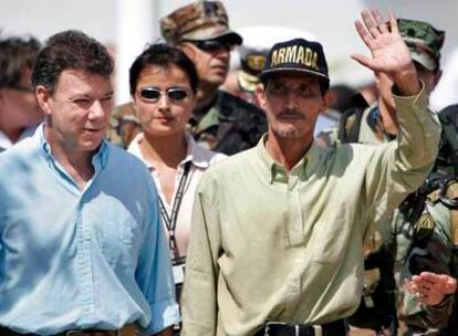 El ex ministro colombiano Fernando Araújo llega a la base militar de Cartagena el pasado viernes.