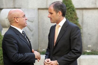 El presidente del Senado, Javier Rojo, habla con el de la Comunidad Valenciana, Francisco Camps.