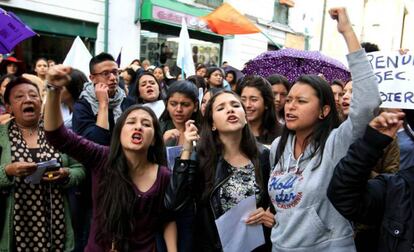 El pasado mes de mayo, un grupo de mujeres se manifiesta contra la violencia de género en el centro de Bogotá.