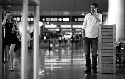 11. 01h. Interminables llamadas de teléfono entretienen a Madina, que espera la salida de su vuelo a Tenerife en el aeropuerto.