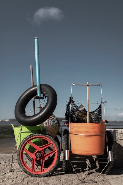 Carros preparados para la faena un día de verano, con todos sus elementos: la estructura de acero, las ruedas de bicicleta BMX, el capazo colorido, los aperos y los flotadores.