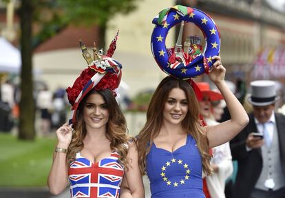 Dos de las primeras invitadas en llegar al Hipódromo de Ascot (Reino Unido) con vestidos y tocados de motivos británicos y europeos, a propósito de referéndum sobre el Brexit que tendrá lugar el próximo 23 de junio, en el que los británicos votarán a favor o en contra de la salida del país de la Unión Europea.