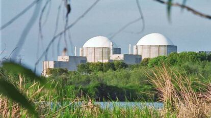 Exterior de la central nuclear de Almaraz (Cáceres).