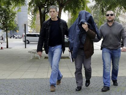 Benítez, escortat pels Mossos, quan va declarar el passat 6 de febrer.