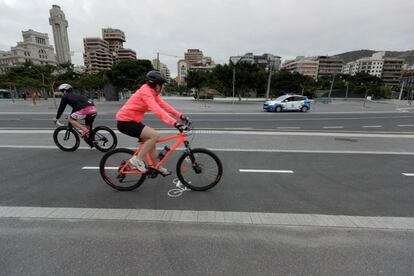 Unos ciclistas practican deporte por la capital tinerfeña este sábado tal y como ha permitido el Gobierno central para aliviar el confinamiento por el Covid-19. 