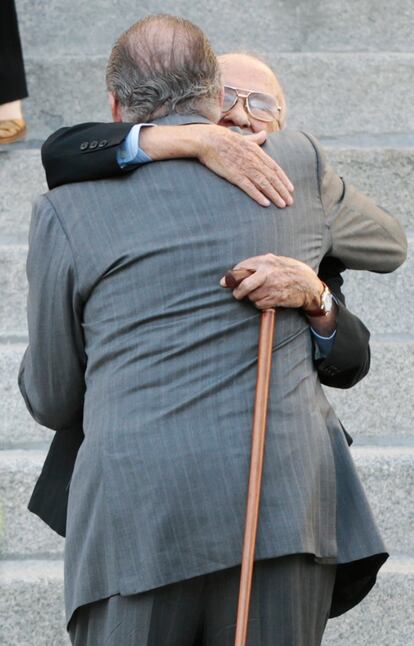 Santiago Carrillo y el rey Juan Carlos se abrazan en las escaleras del Congreso.