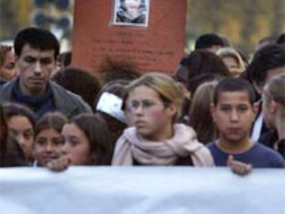 Homenaje a una joven que fue quemada viva cerca de París.