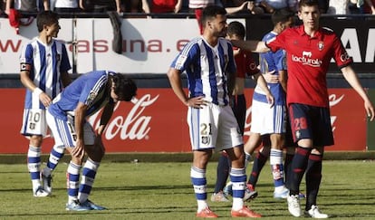 Los jugadores del Recreativo, desolados tras consumarse su descenso.