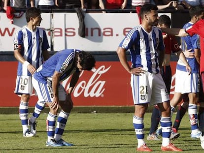 Los jugadores del Recreativo, desolados tras consumarse su descenso.