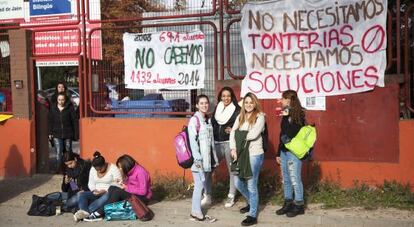 Ciudad de Jaén students at the gates of the school during a protest.