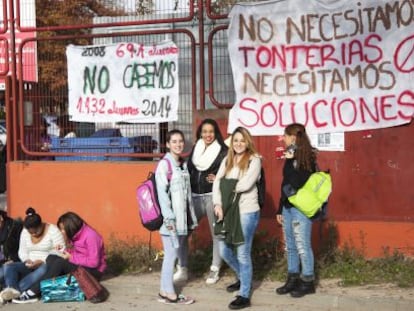 Ciudad de Jaén students at the gates of the school during a protest.