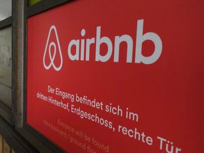 Logo de Airbnb en una oficina de Berl&iacute;n.