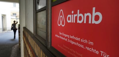Logo de Airbnb en una oficina de Berlín.