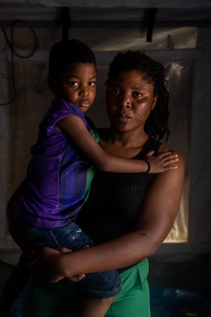 Marie Lumene Joseph y su hijo Deson Victo (5 años), de Haití.