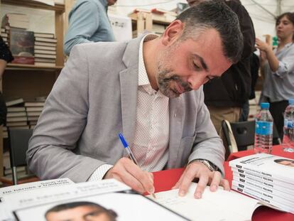 Santi Vila signant llibres per Sant Jordi.