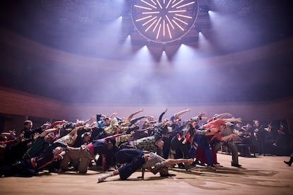 Una escena grupal de la obra ‘Las Indias galantes' en el Teatro Real.