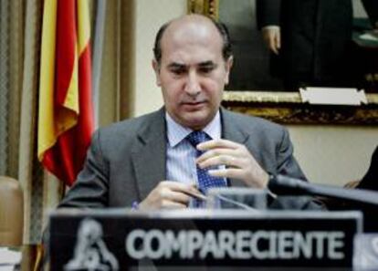 El presidente del gestor ferroviario Adif, Enrique Verdeguer, durante su comparecencia en la Comisión de Fomento del Congreso, hoy, para informar sobre la tramitación del Proyecto de Ley de Presupuestos Generales del Estado para 2013.