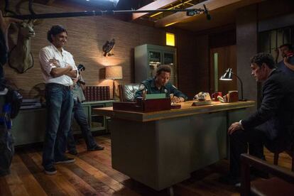 Shyamalan (de pie) dirige a Matt Dillon (derecha) y Terrence Howard para una escena de 'Wayward Pines'