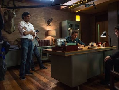 Shyamalan (de pie) dirige a Matt Dillon (derecha) y Terrence Howard para una escena de 'Wayward Pines'