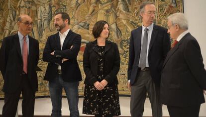 De izquierda a derecha de la imagen, Mikel Legarda, Iñigo Urrutia, Arantxa Elizondo, Alberto López Basaguren, y Jaime Ignacio del Burgo.