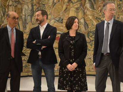 De izquierda a derecha de la imagen, Mikel Legarda, Iñigo Urrutia, Arantxa Elizondo, Alberto López Basaguren, y Jaime Ignacio del Burgo.