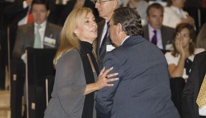 La alcaldesa de Alicante, Sonia Castedo, saluda al presidente de la Asociación Valenciana de Empresarios, Vicente Boluda.